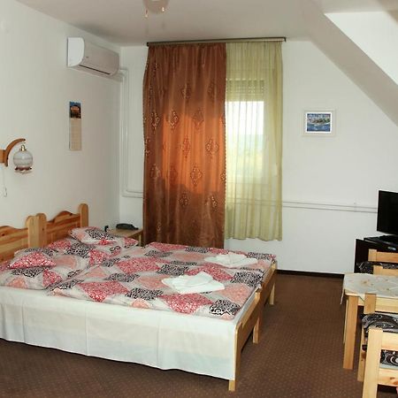 Hotel Olympos Panzio à Budaörs Extérieur photo