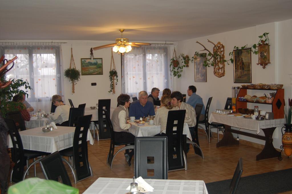 Hotel Olympos Panzio à Budaörs Extérieur photo