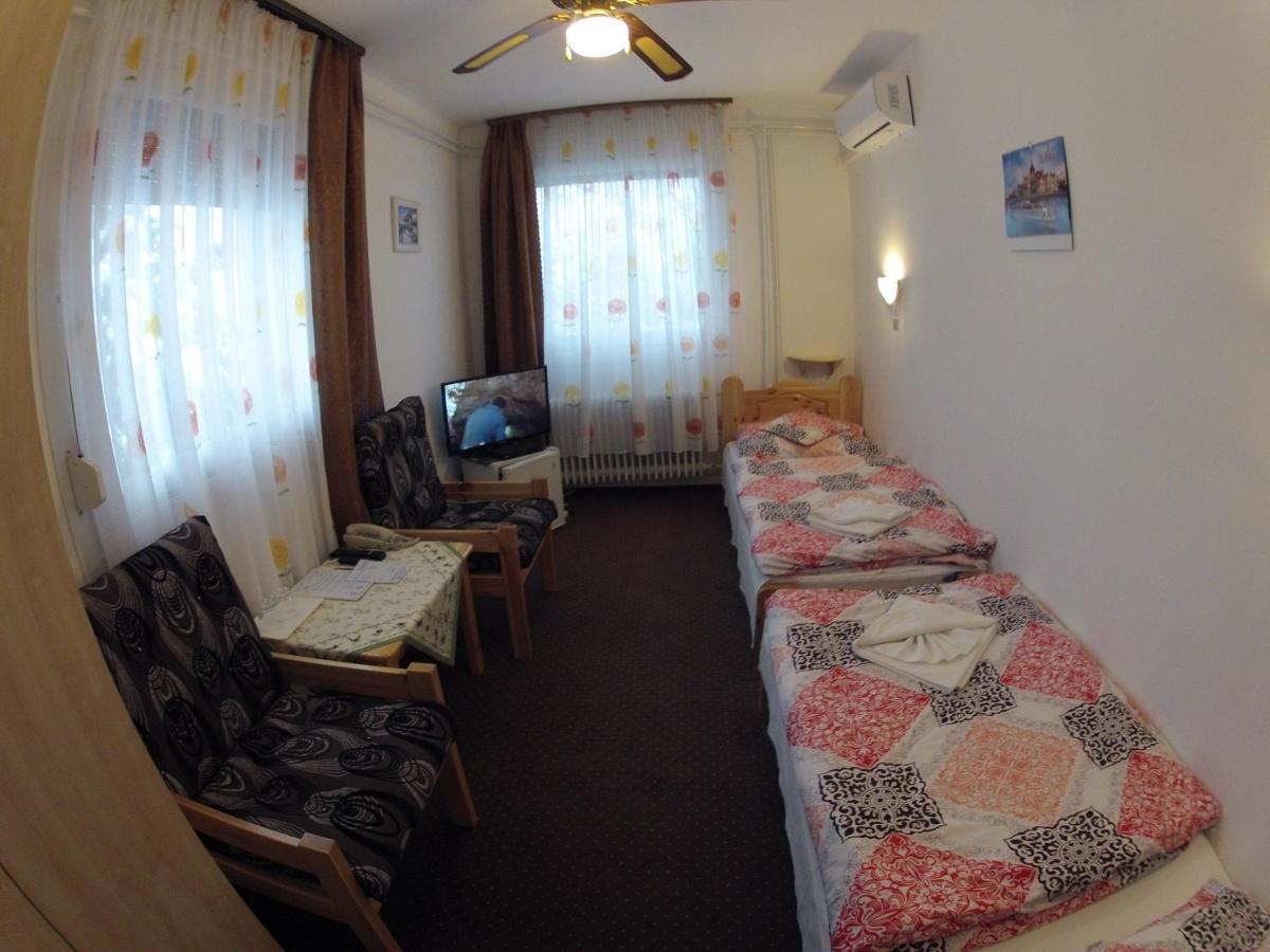 Hotel Olympos Panzio à Budaörs Extérieur photo