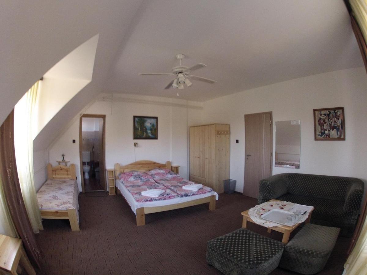 Hotel Olympos Panzio à Budaörs Extérieur photo